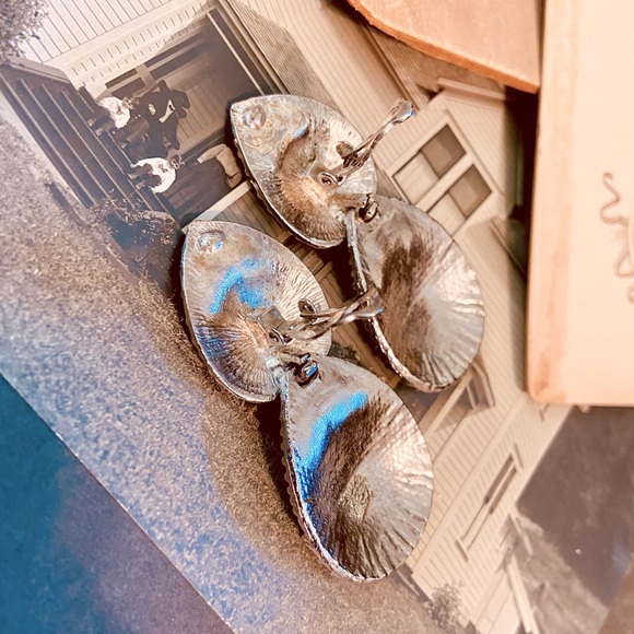 Lg Vintage Silver Tone Raindrop Textured Statement Clip on Earrings - Picture 11 of 15